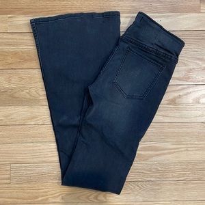 FREE PEOPLE flare jeans! 🖤👖